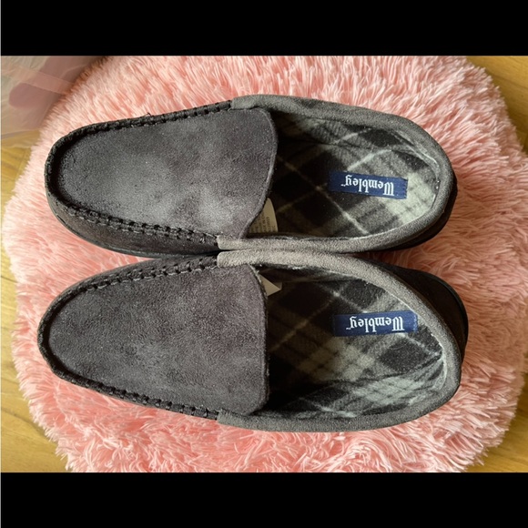 WEMBLEY Barely Worn True Black w/ Charcoal Trim Moccasins Slippers Sz L 9.5 10.5 - Picture 2 of 7